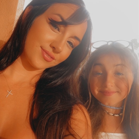 Meet your Posher, Stephanie - Picture 2 of 2